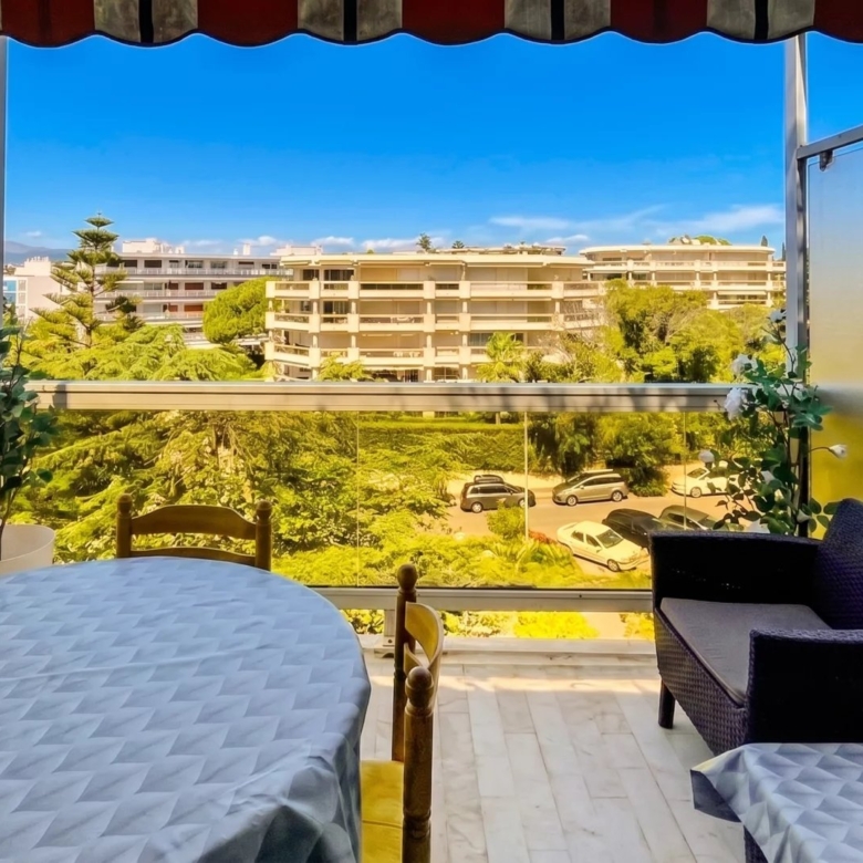 À deux pas d’Antibes et Juan-les-Pins – Studio cabine en résidence sécurisée avec parc et piscine