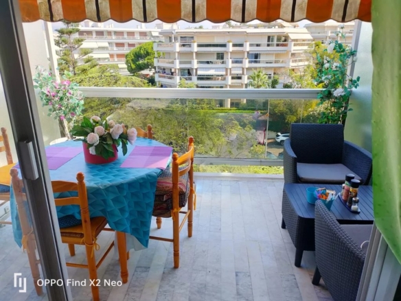 À deux pas d’Antibes et Juan-les-Pins – Studio cabine en résidence sécurisée avec parc et piscine - Gardien - Tanit Immobilier
