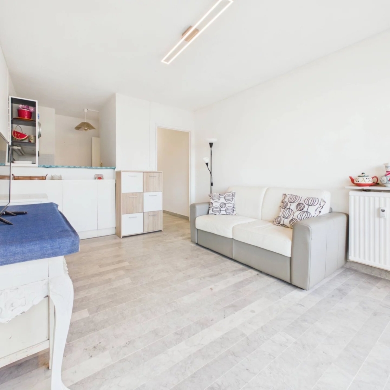 À deux pas d’Antibes et Juan-les-Pins – Studio cabine en résidence sécurisée avec parc et piscine