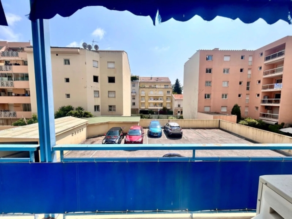 Juan les pins proche mer 3 pièces sur cour au calme avec garage et cave. - Tanit Immobilier