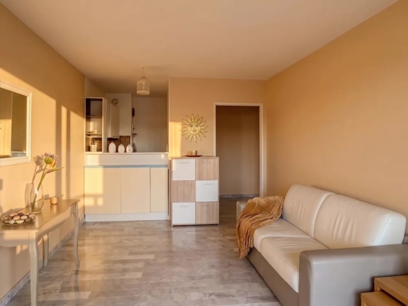 À deux pas d’Antibes et Juan-les-Pins – Studio cabine en résidence sécurisée avec parc et piscine