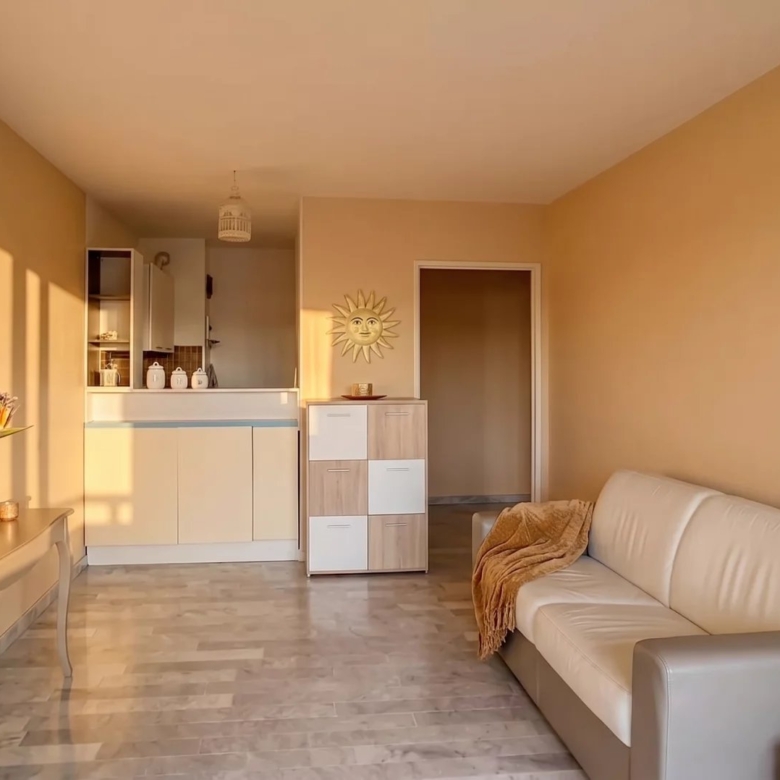 À deux pas d’Antibes et Juan-les-Pins – Studio cabine en résidence sécurisée avec parc et piscine