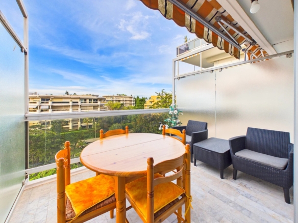 À deux pas d’Antibes et Juan-les-Pins – Studio cabine en résidence sécurisée avec parc et piscine