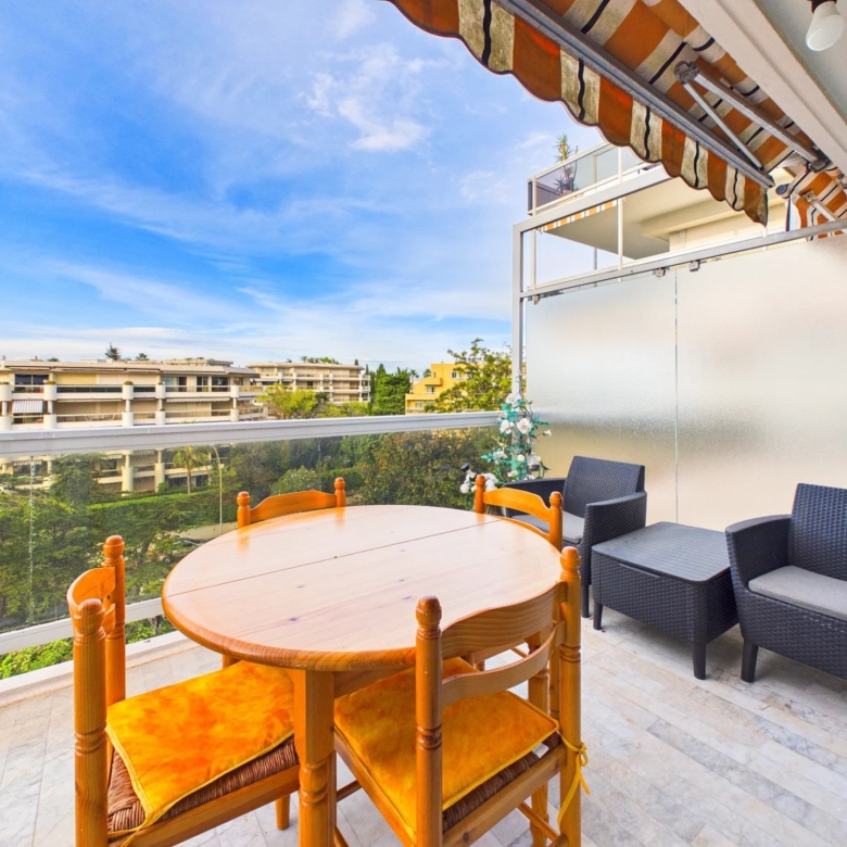 À deux pas d’Antibes et Juan-les-Pins – Studio cabine en résidence sécurisée avec parc et piscine