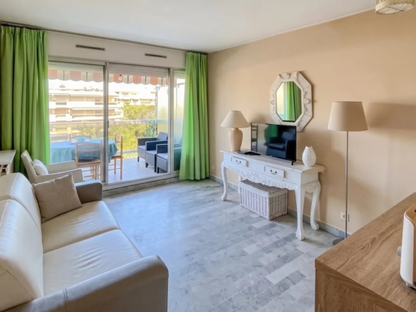 À deux pas d’Antibes et Juan-les-Pins – Studio cabine en résidence sécurisée avec parc et piscine