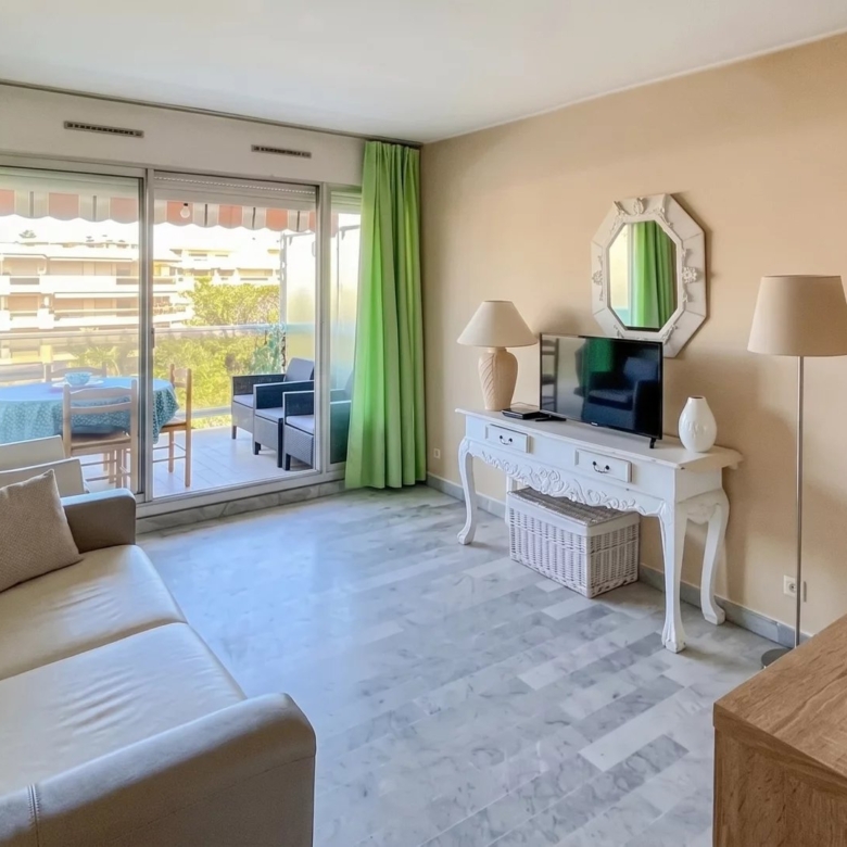 À deux pas d’Antibes et Juan-les-Pins – Studio cabine en résidence sécurisée avec parc et piscine