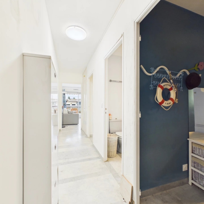 À deux pas d’Antibes et Juan-les-Pins – Studio cabine en résidence sécurisée avec parc et piscine