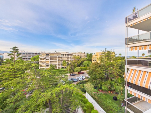 À deux pas d’Antibes et Juan-les-Pins – Studio cabine en résidence sécurisée avec parc et piscine