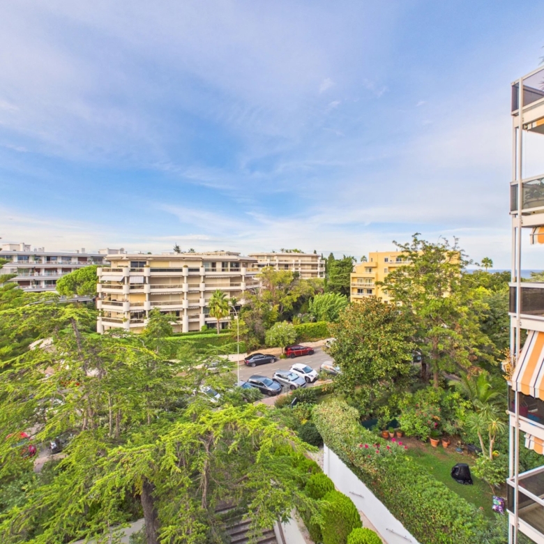 À deux pas d’Antibes et Juan-les-Pins – Studio cabine en résidence sécurisée avec parc et piscine