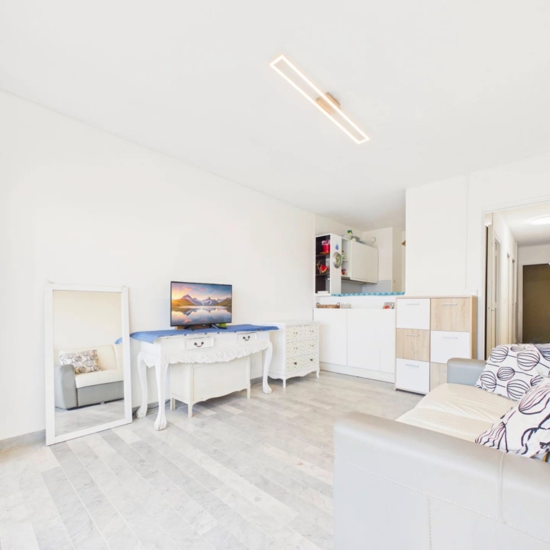 À deux pas d’Antibes et Juan-les-Pins – Studio cabine en résidence sécurisée avec parc et piscine