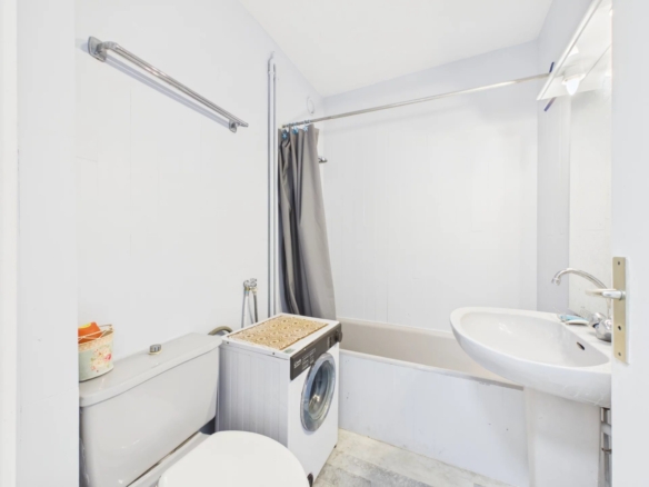 À deux pas d’Antibes et Juan-les-Pins – Studio cabine en résidence sécurisée avec parc et piscine