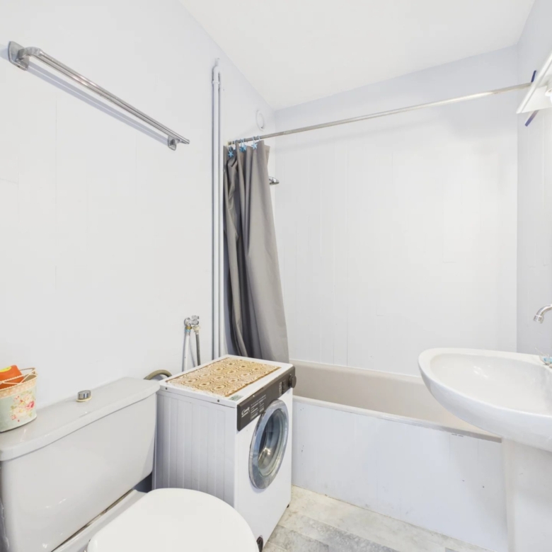 À deux pas d’Antibes et Juan-les-Pins – Studio cabine en résidence sécurisée avec parc et piscine