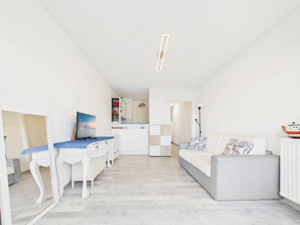 À deux pas d’Antibes et Juan-les-Pins – Studio cabine en résidence sécurisée avec parc et piscine