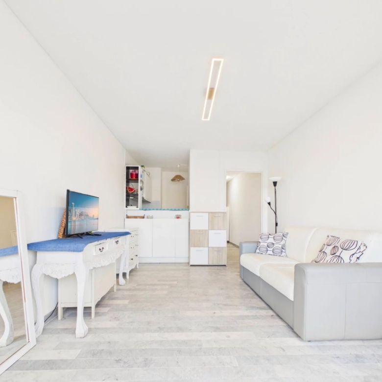 À deux pas d’Antibes et Juan-les-Pins – Studio cabine en résidence sécurisée avec parc et piscine