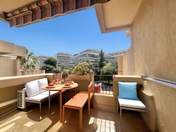 Studio Dernier Etage avec extérieur et piscine – La Rostagne, Juan-les-Pins - Piscine - Tanit Immobilier