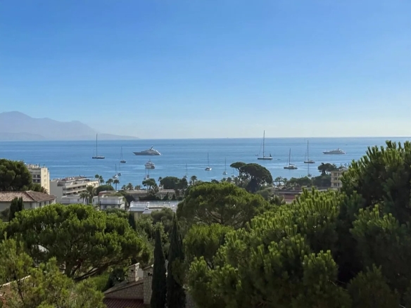 À VENDRE – Dernier étage avec vue mer | 2 pièces de 36 m² rénové – Juan-les-Pins (Rostagne) - Tanit Immobilier
