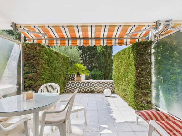 JUAN-LES-PINS – MAS DE TANIT – RÉSIDENCE AGRIGENT Studio 33 m² + terrasse 20 m² – Vue dégagée parc et piscine – Rez-de-chaussée - Gardien - Tanit Immobilier