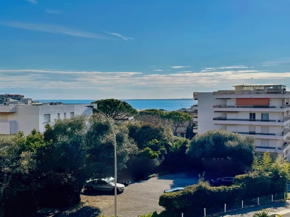 À Vendre – Studio investisseur avec terrasse – Secteur Rostagne, Juan-les-Pins - Tanit Immobilier
