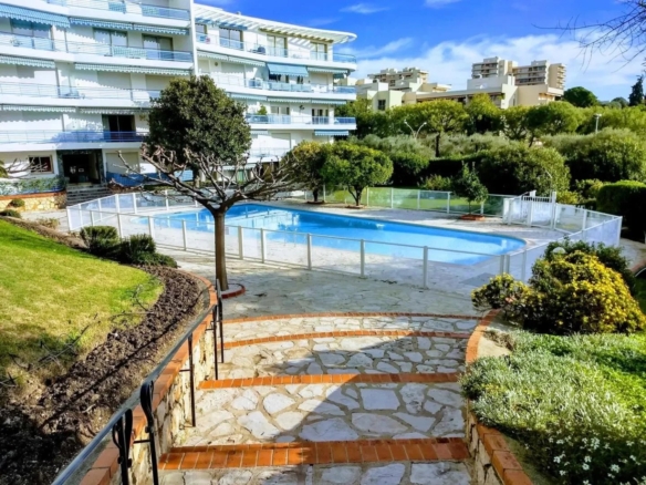 À vendre – 4 pièces lumineux avec terrasse, piscine et parc arboré – Juan-les-Pins - Tanit Immobilier