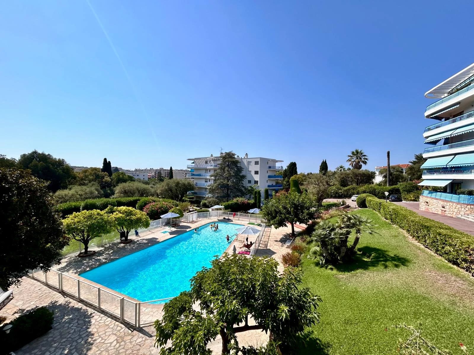 À vendre – 4 pièces lumineux avec terrasse, piscine et parc arboré – Juan-les-Pins - Location - Tanit Immobilier
