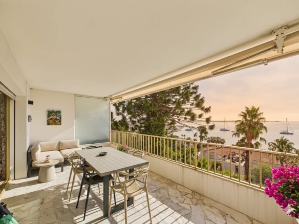 GOLF JUAN LIMITE CANNES 4 PIECES VUE MER PANORAMIQUE - Tanit Immobilier