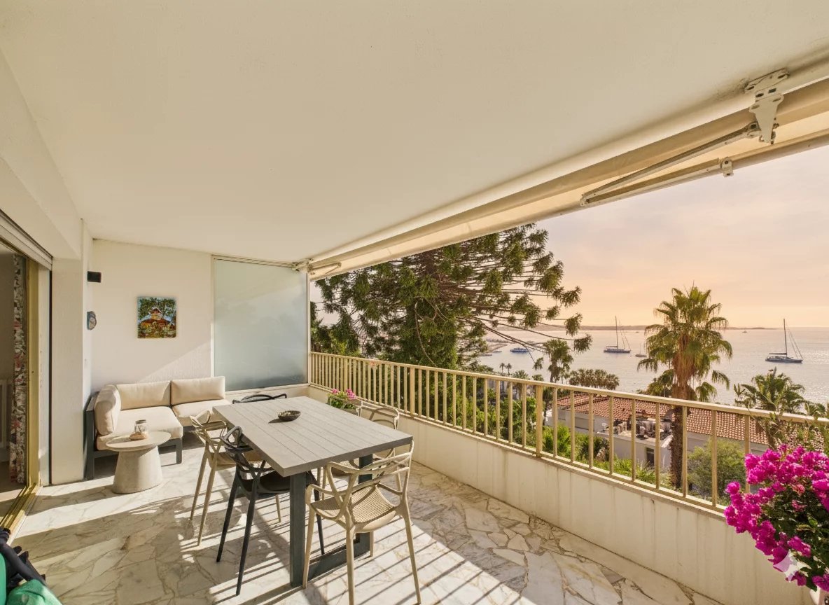 GOLF JUAN LIMITE CANNES 4 PIECES VUE MER PANORAMIQUE - Le marché immobilier - Tanit Immobilier