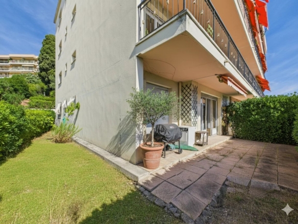 Antibes – Quartier Mont Saint-Jean – 3 pièces en rez-de-jardin surélevé avec terrasse, jardin et garage - Tanit Immobilier
