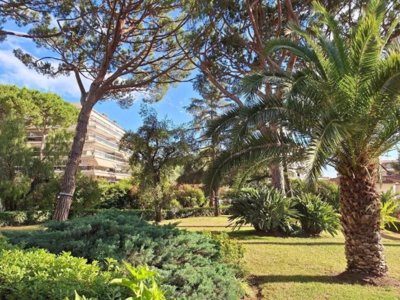 2 pièces avenue de la Rostagne en étage élevé, résidence de Juan-les-Pins - Piscine - Tanit Immobilier