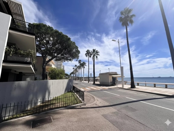 Appartement d’Exception en Front de Mer à Juan-les-Pins - Tanit Immobilier