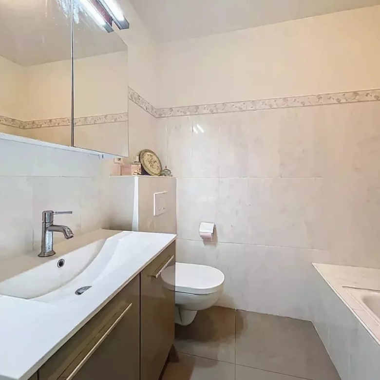À deux pas des plages et de la Pinède – Superbe appartement 4 pièces vue mer
