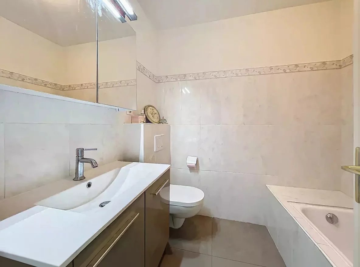 06ea3c75d51bc590695d9a152e131f8b_b560a7bb60_1184-original.jpg À deux pas des plages et de la Pinède – Superbe appartement 4 pièces vue mer