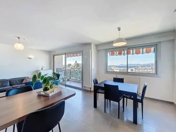 À deux pas des plages et de la Pinède – Superbe appartement 4 pièces vue mer