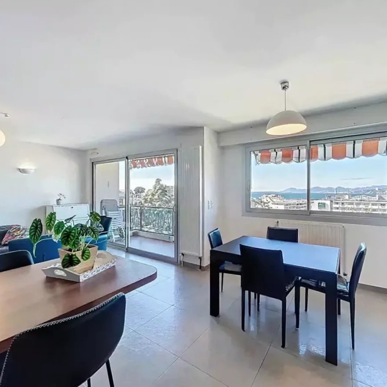 À deux pas des plages et de la Pinède – Superbe appartement 4 pièces vue mer