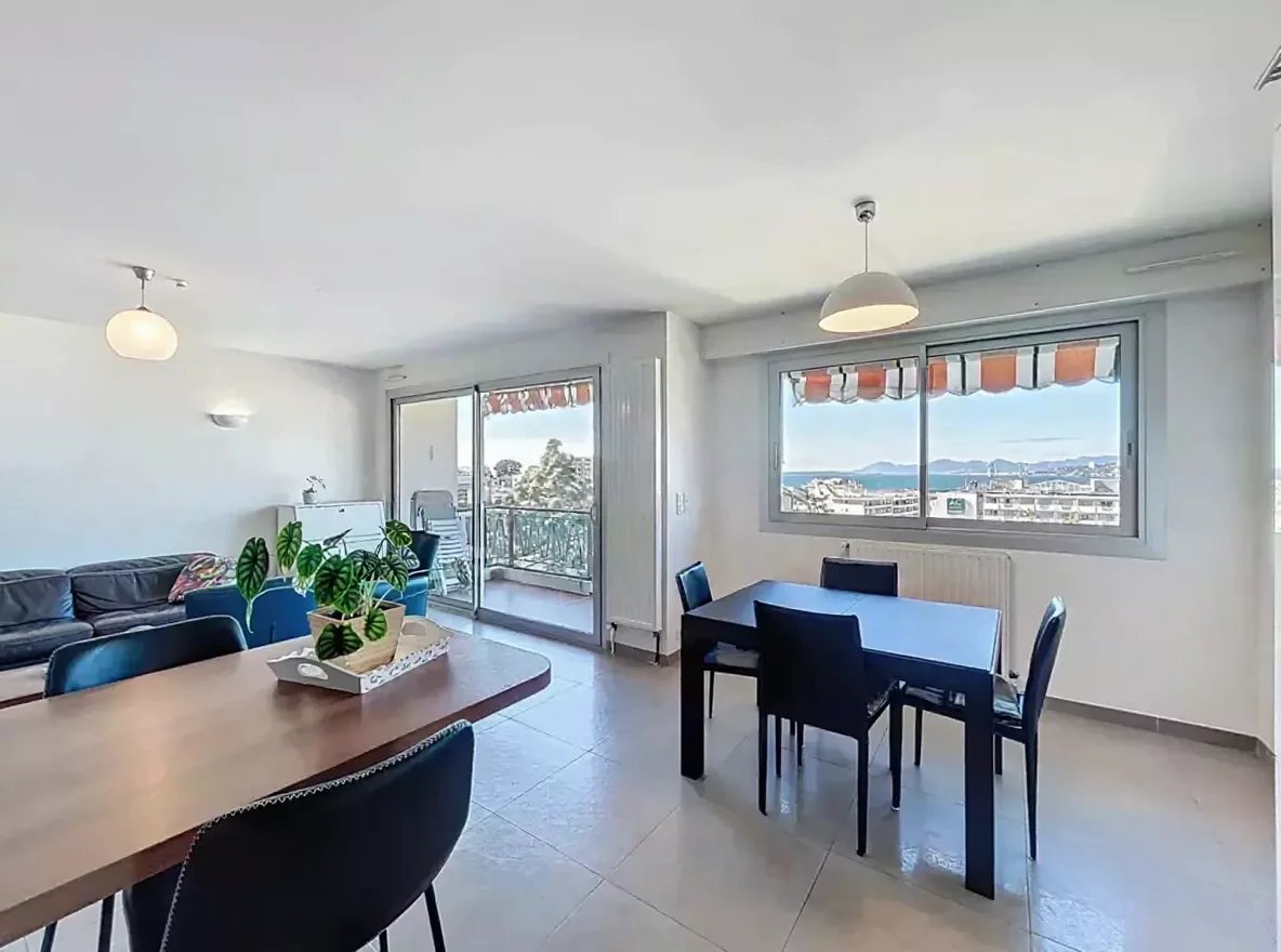 0cb3e3daf88a25b2ed512e0b48594baf_703a680ee3_1184-original.jpg À deux pas des plages et de la Pinède – Superbe appartement 4 pièces vue mer