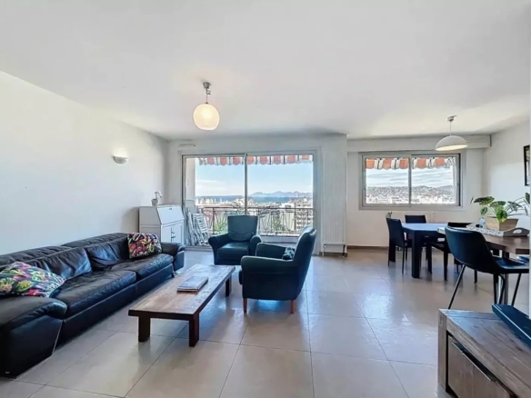 À deux pas des plages et de la Pinède – Superbe appartement 4 pièces vue mer