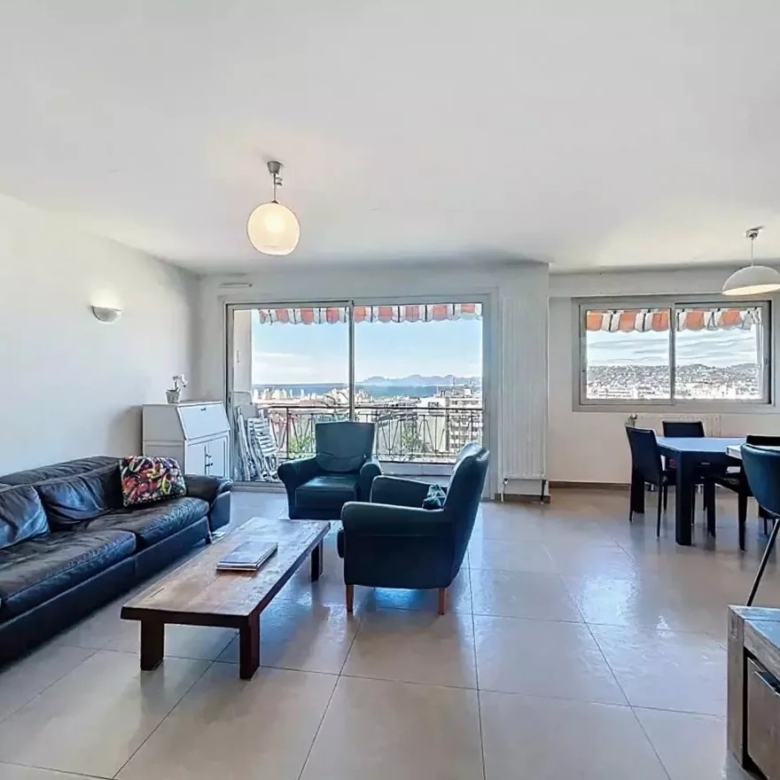 À deux pas des plages et de la Pinède – Superbe appartement 4 pièces vue mer