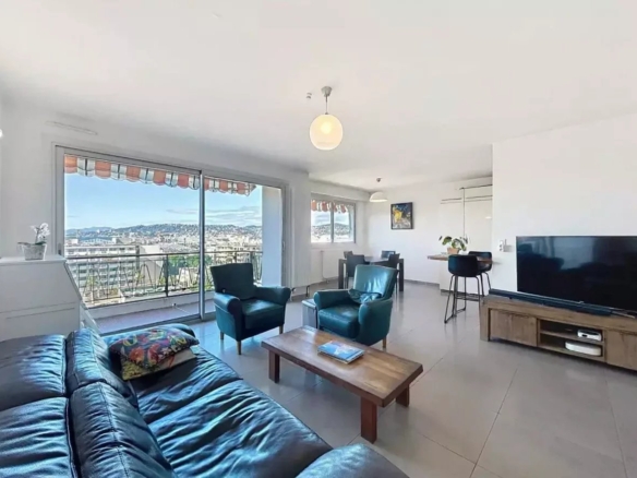 À deux pas des plages et de la Pinède – Superbe appartement 4 pièces vue mer