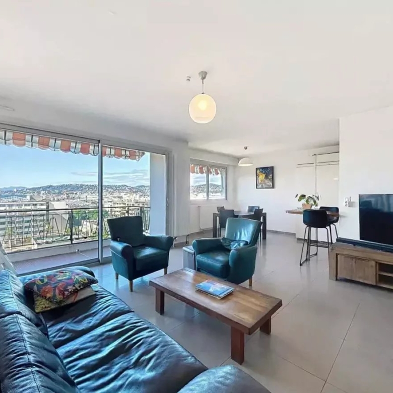À deux pas des plages et de la Pinède – Superbe appartement 4 pièces vue mer