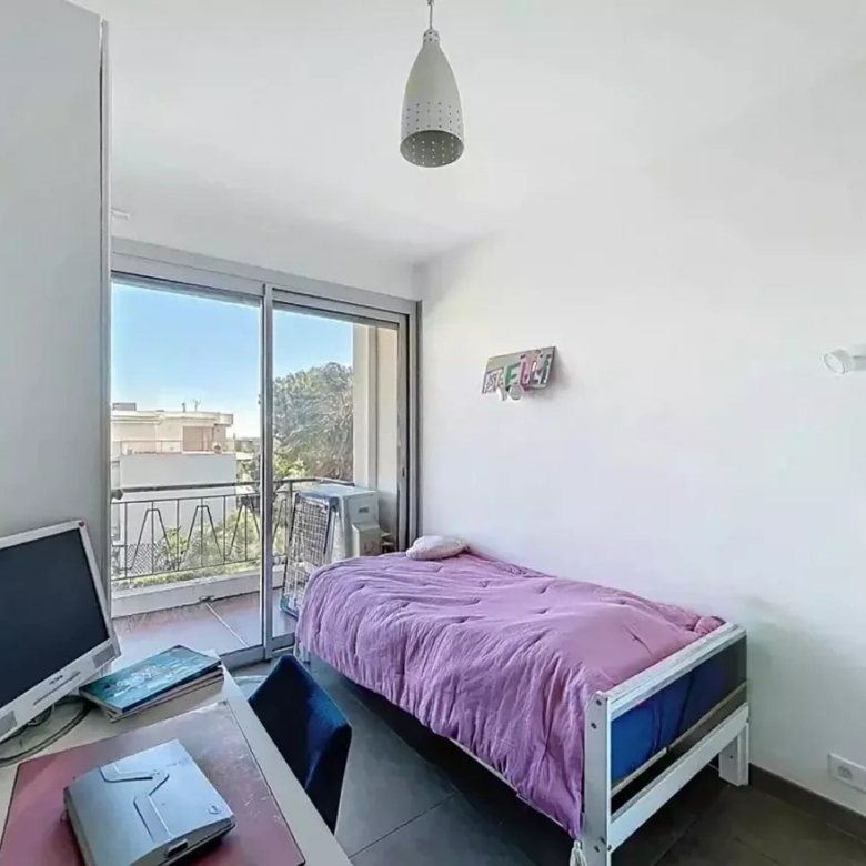 À deux pas des plages et de la Pinède – Superbe appartement 4 pièces vue mer