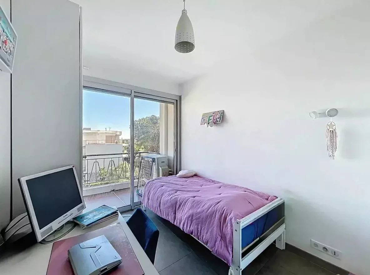6e615d37f6753006360e9e55caac6a9c_3e03a62724_1184-original.jpg À deux pas des plages et de la Pinède – Superbe appartement 4 pièces vue mer
