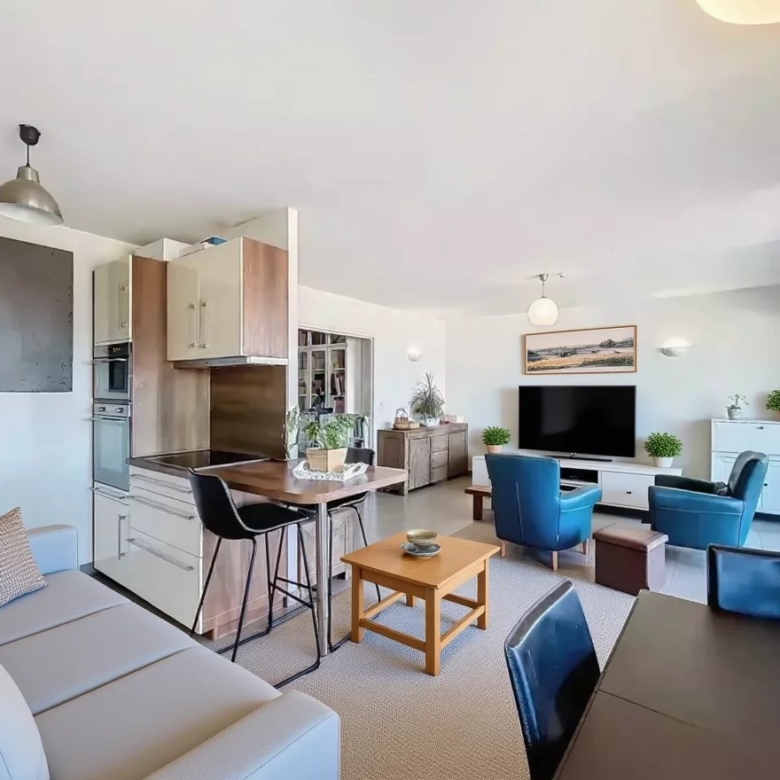 À deux pas des plages et de la Pinède – Superbe appartement 4 pièces vue mer