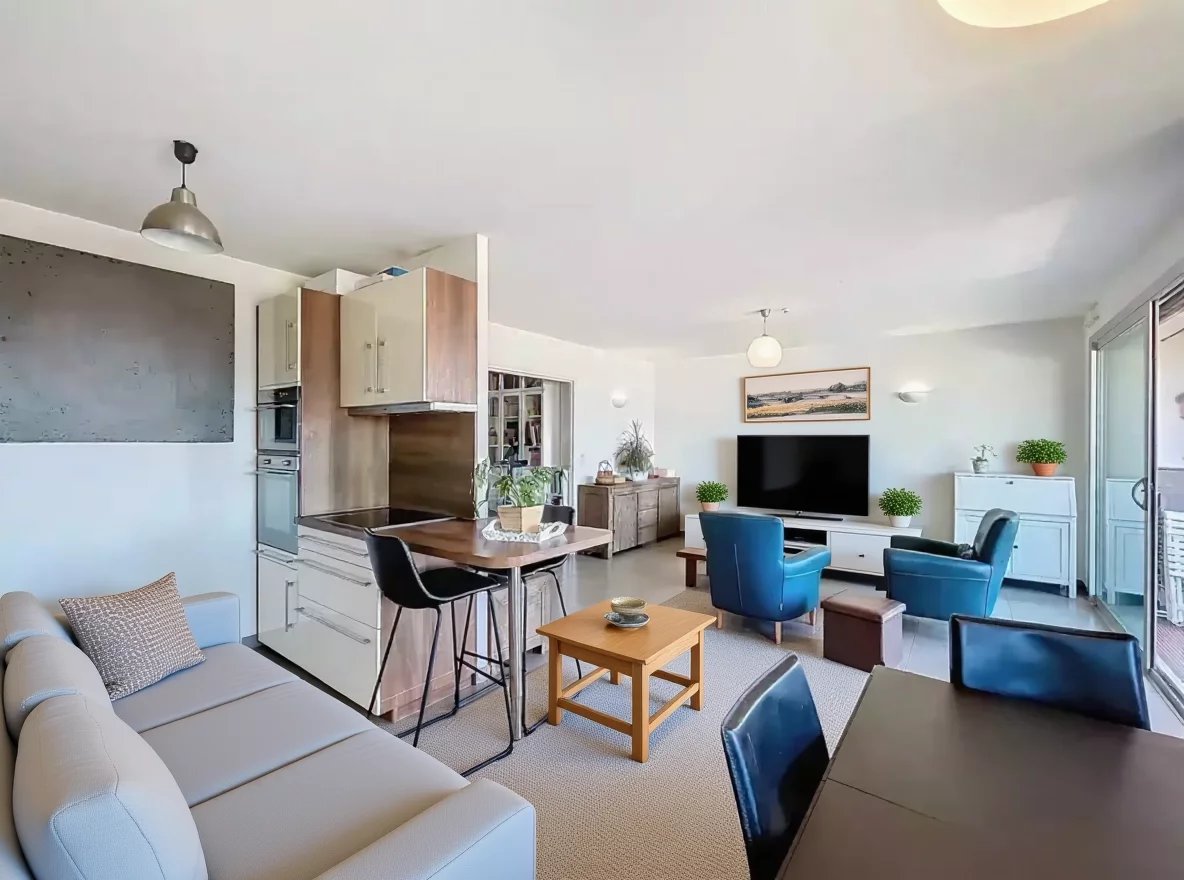 73f00eb3ec1ed92baa75ea2a3f463b01_dce2986c6d_1184-original.jpg À deux pas des plages et de la Pinède – Superbe appartement 4 pièces vue mer