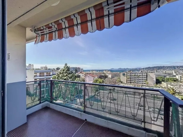 À deux pas des plages et de la Pinède – Superbe appartement 4 pièces vue mer