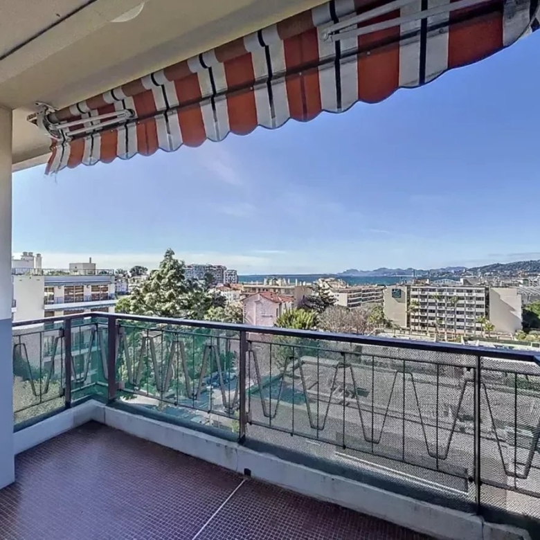 À deux pas des plages et de la Pinède – Superbe appartement 4 pièces vue mer