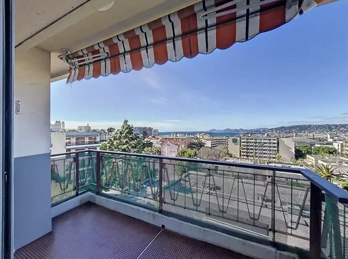 93aa7a1bb346497a3af5bc791dac8a0f_e0c2238a02_1184-original.jpg À deux pas des plages et de la Pinède – Superbe appartement 4 pièces vue mer