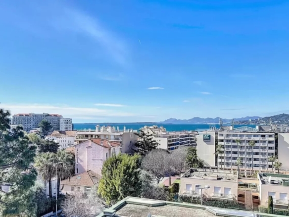 À deux pas des plages et de la Pinède – Superbe appartement 4 pièces vue mer