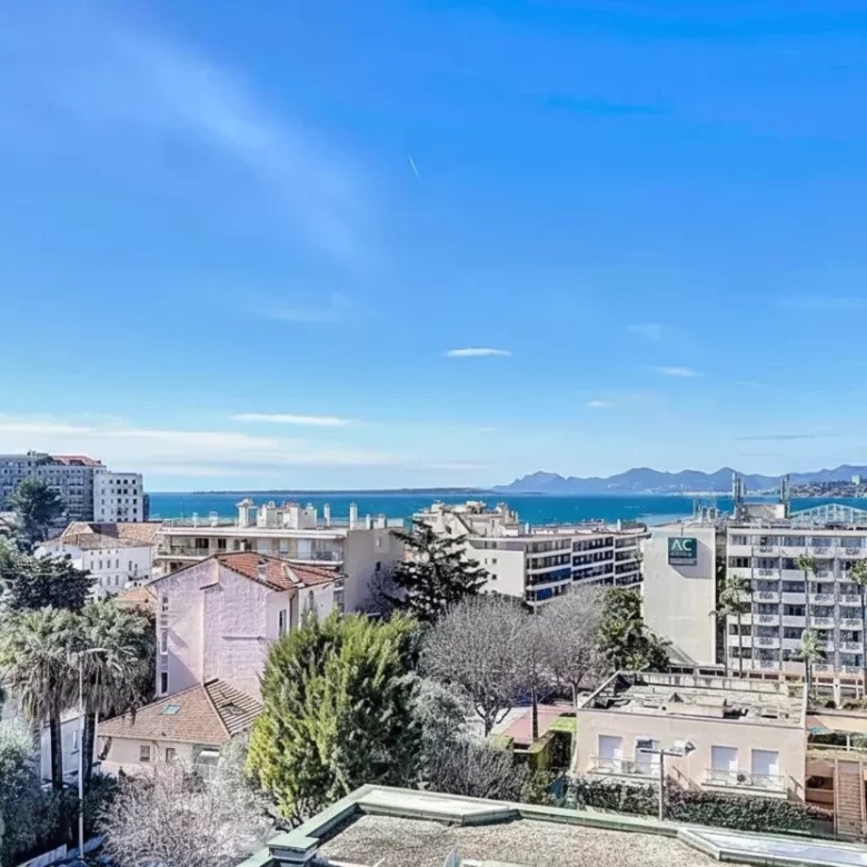 À deux pas des plages et de la Pinède – Superbe appartement 4 pièces vue mer