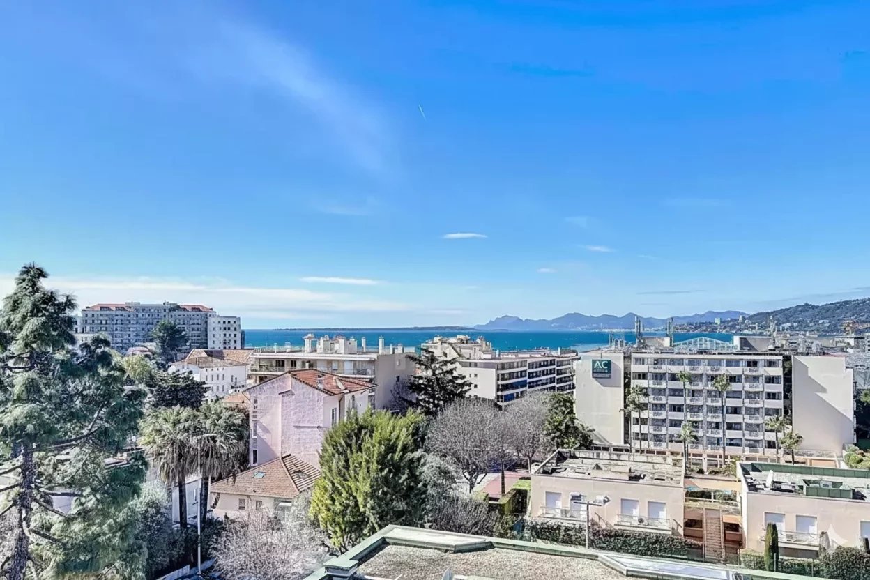 À deux pas des plages et de la Pinède – Superbe appartement 4 pièces vue mer - Appartement - Tanit Immobilier