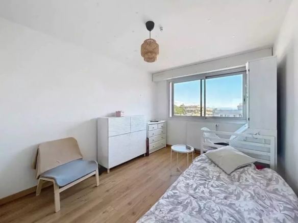 À deux pas des plages et de la Pinède – Superbe appartement 4 pièces vue mer