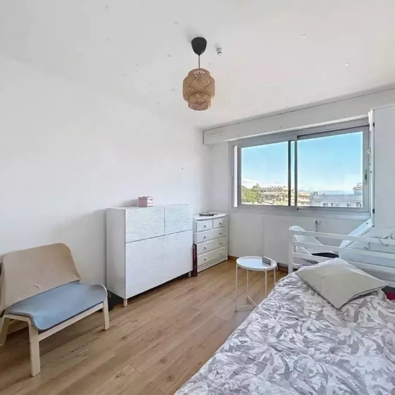 À deux pas des plages et de la Pinède – Superbe appartement 4 pièces vue mer